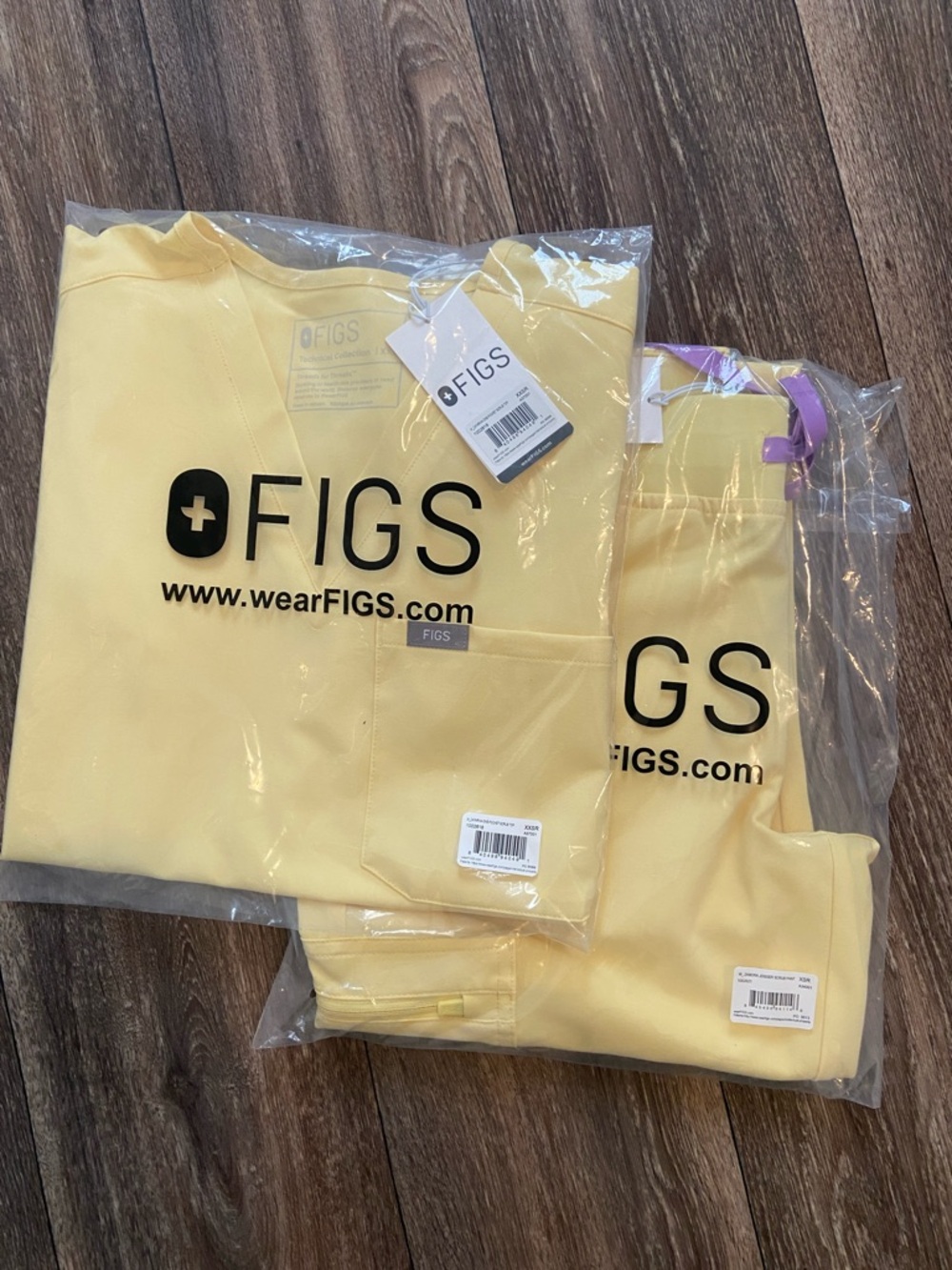 FIGS Women’s Butter Yellow Scrub Set